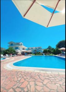 东吉托伊Hotel Comfort & Villas的享有度假村游泳池的景色