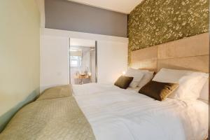 乌得勒支Beautiful apartment in vibrant Utrecht City Center的一间卧室配有一张带白色床单的大床