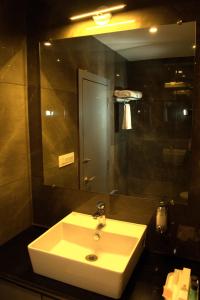 Kishanganj BazarHotel Tanisha的浴室设有白色水槽和镜子