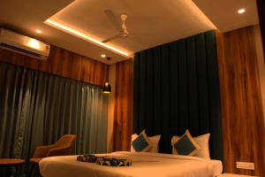 Kishanganj BazarHotel Tanisha的酒店客房设有两张床和天花板