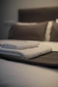 塞维利亚AT Presidente Nº2 apartamento privado completo的一张桌子上一双白色毛巾