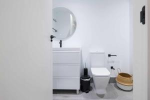 塞维利亚AT Presidente Nº2 apartamento privado completo的白色的浴室设有卫生间和镜子