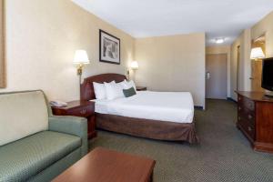 里诺Ramada by Wyndham Reno Hotel & Casino的酒店客房,配有床和沙发