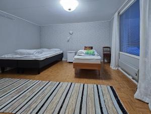 YlitornioMäki-mummola的一间设有两张床和一张桌子的房间
