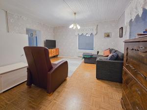 YlitornioMäki-mummola的客厅配有沙发和椅子