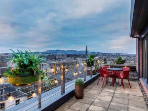 爱丁堡诺富特爱丁堡中心酒店的阳台的天井配有桌椅