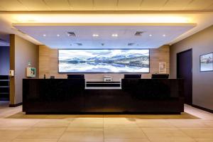 圣地亚哥拉昆塔圣地亚哥机场LQ酒店的大楼内带大屏幕的会议室