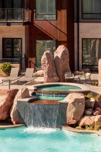 摩押Casitas At The Hoodoo Moab, Curio Collection By Hilton的岩石泳池中的喷泉