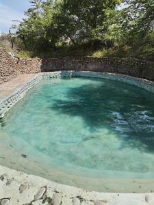 比利亚维哈biohotel tatacoa Qji的一座带石墙的大型水池