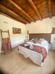 蒂尔卡拉La Nochera的一间卧室设有一张大床和木制天花板。