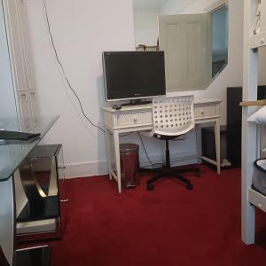 伦敦Alys apartment的配有显示器和椅子的电脑桌