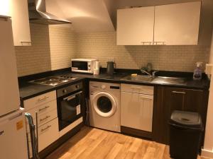 Lovely Cozy One bedroom close to city centre Liverpool的厨房或小厨房