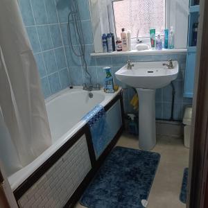 伦敦Alys apartment的浴室配有盥洗盆、浴缸和盥洗盆