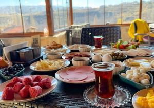 Narcrassula cave kapadokya hotel的餐桌上摆放着食物和饮料