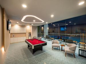 梳邦再也Sunway Sanctuary - Seniors Hotel & Residences的一间带台球桌和乒乓球桌的房间
