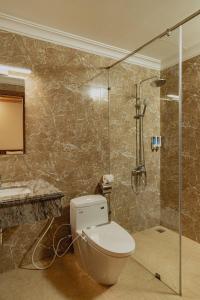 富国Valentina Resort & Spa Phu Quoc的一间带卫生间和淋浴的浴室