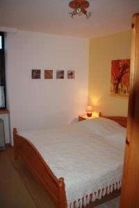 达默Lindenhof Wohnung 19的卧室配有白色的床