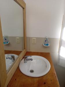 Comunidad YumaniCAMPO SANTO的浴室设有白色水槽和镜子