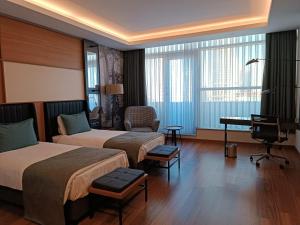 贝利克杜祖展览者酒店的酒店客房配有两张床和一张书桌