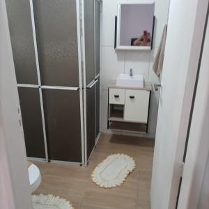 弗洛里亚诺波利斯Residencial Dona Preta的带淋浴、盥洗盆和卫生间的浴室