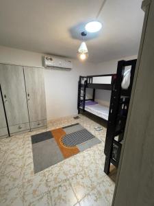 阿布扎比Roxy Hostel的客房设有两张双层床和天花板。