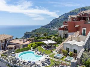 斯卡拉帕斯卡尔宫酒店的享有带游泳池和大海的度假胜地的景致