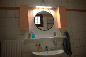 阿尔加拉斯蒂YourLittleMiracle-PanoramicView+FirePit+Garden+BBQ的一间带水槽和镜子的浴室