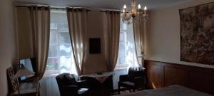 美因茨罗素街老城公寓的一间卧室设有窗户、椅子和吊灯