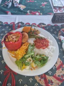 Cape Maclear图姆比景观山林小屋的餐桌上放着一盘饭和蔬菜的食物
