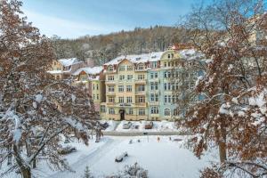 亚希莫夫阿斯托里亚酒店的一座大黄色的建筑,地面上积雪