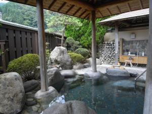 下吕市卡瓦卡米亚旅馆的花园中一个岩石池