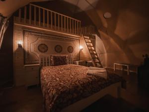 Cucu Zen Dome Cabana Cazare Bucovina的一间卧室设有一张床和一个螺旋楼梯