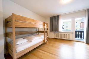 圣莫里茨Idyllic apartment in St. Moritz的一间卧室配有两张双层床。