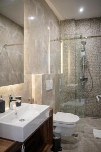 贝尔格莱德Olivia Rooms的一间带水槽、淋浴和卫生间的浴室