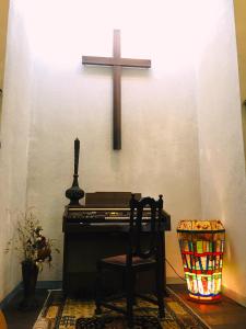 箱根Hakone Mori No Yado " vintage lodge in the nature of HAKONE"的一座教堂,教堂里有一个十字架,一架钢琴和十字架