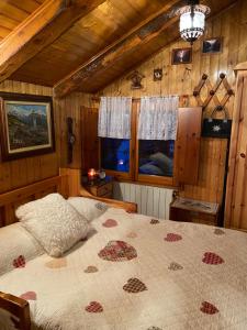 巴多尼奇亚Stella Alpina, in Via Medail con vista incantevole sulle Alpi的小屋内一间卧室,配有一张床