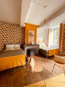 VicdessosEau Berges的一间卧室配有一张床和一个壁炉。