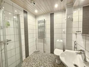 瓦萨Property in Vaasa的浴室配有卫生间、盥洗盆和淋浴。