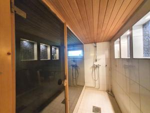 瓦萨Property in Vaasa的带淋浴的浴室和玻璃门