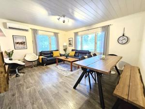 瓦萨Property in Vaasa的客厅配有沙发和桌子