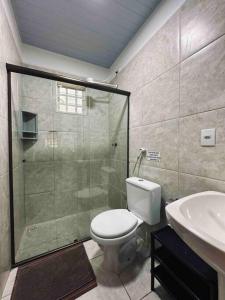 戈亚斯州上帕莱索Casa Amarela - Aconchegante e Familiar的带淋浴、卫生间和盥洗盆的浴室