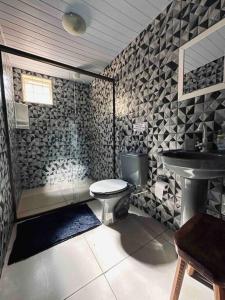 戈亚斯州上帕莱索Casa Amarela - Aconchegante e Familiar的一间带卫生间和水槽的浴室