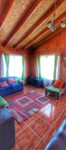 科克拉内Cabañas Don Lino的客厅配有两张沙发和地毯。