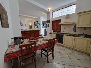 努奥罗Sa Prenda的厨房配有桌椅和台面