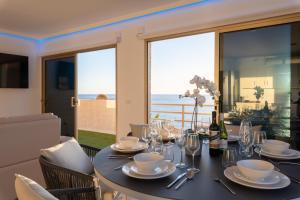 圣地亚哥港OBSIDIAN Mirador del Oceano的一间享有海景的带桌子的用餐室