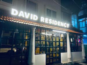 马杜赖David Residency的带有读取有偿居住权的标志的建筑物