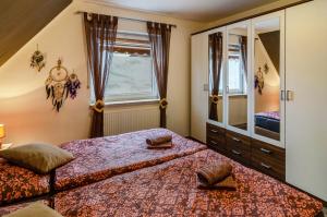 威廉港Haus mit Garten und Kamin的一间卧室配有两张床和镜子