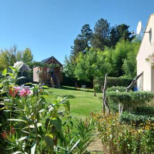 热莫扎克Le petit Radieux的一座花园,里面种着房子和一些花草树木