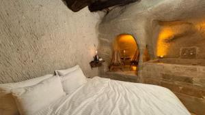 Narcrassula cave kapadokya hotel的卧室配有床和浴缸