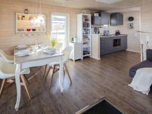 海利根港Houseboat gray seal的厨房以及带桌椅的用餐室。